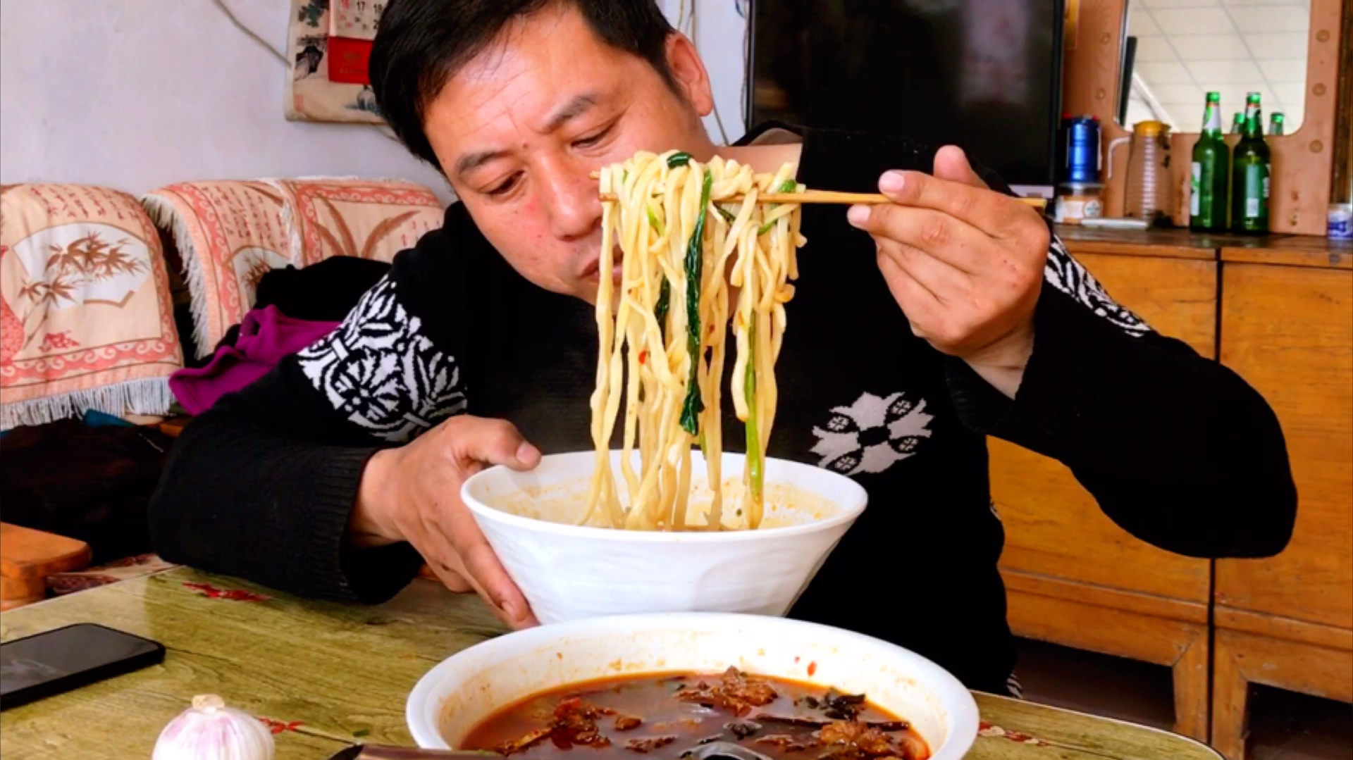 在家自己做牛肉面,做卤就花60,值吗?牛肉管够吃,吃面就蒜,美