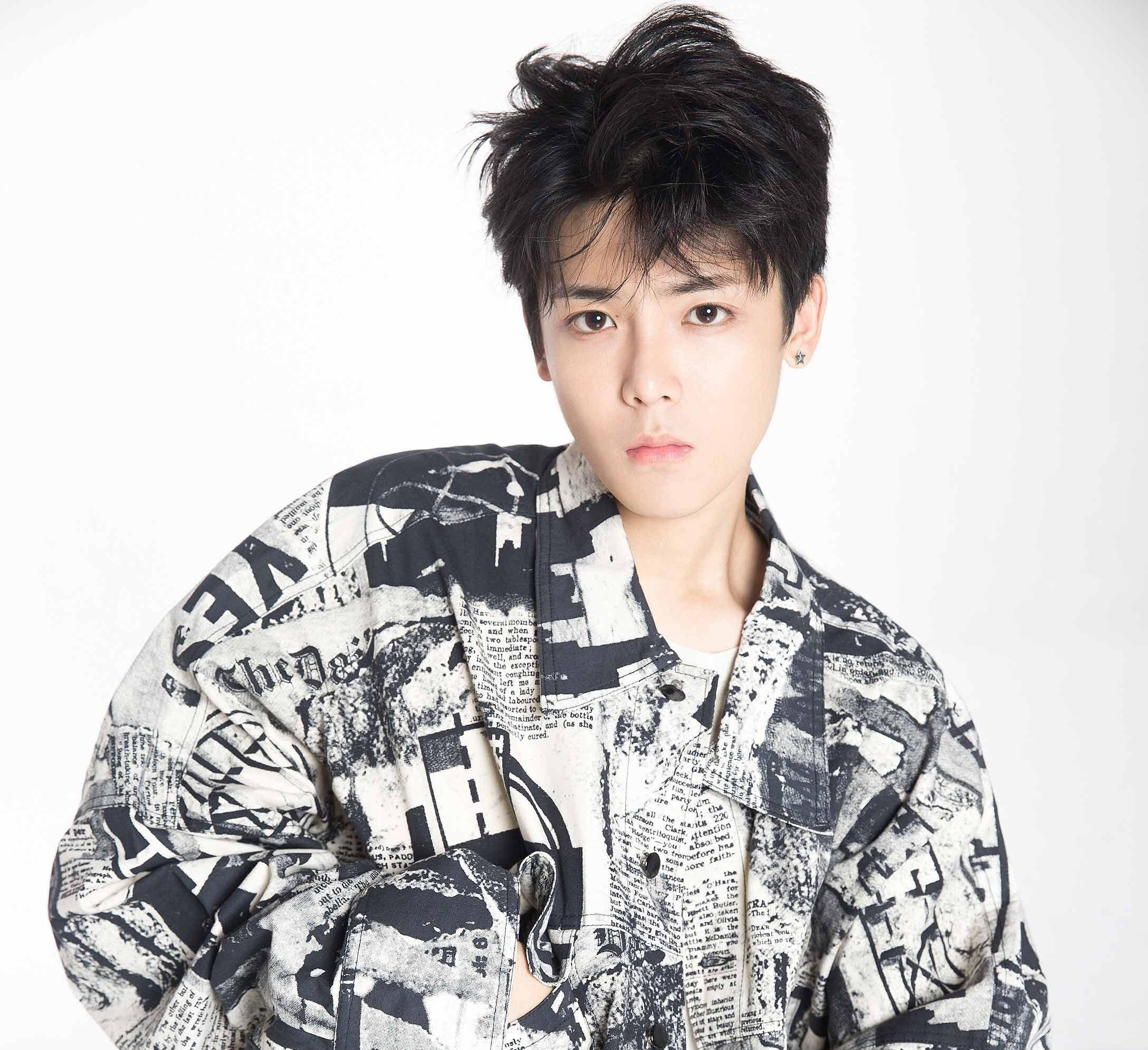 选择的是白色的西装套装,但是,内搭的就有点意思了