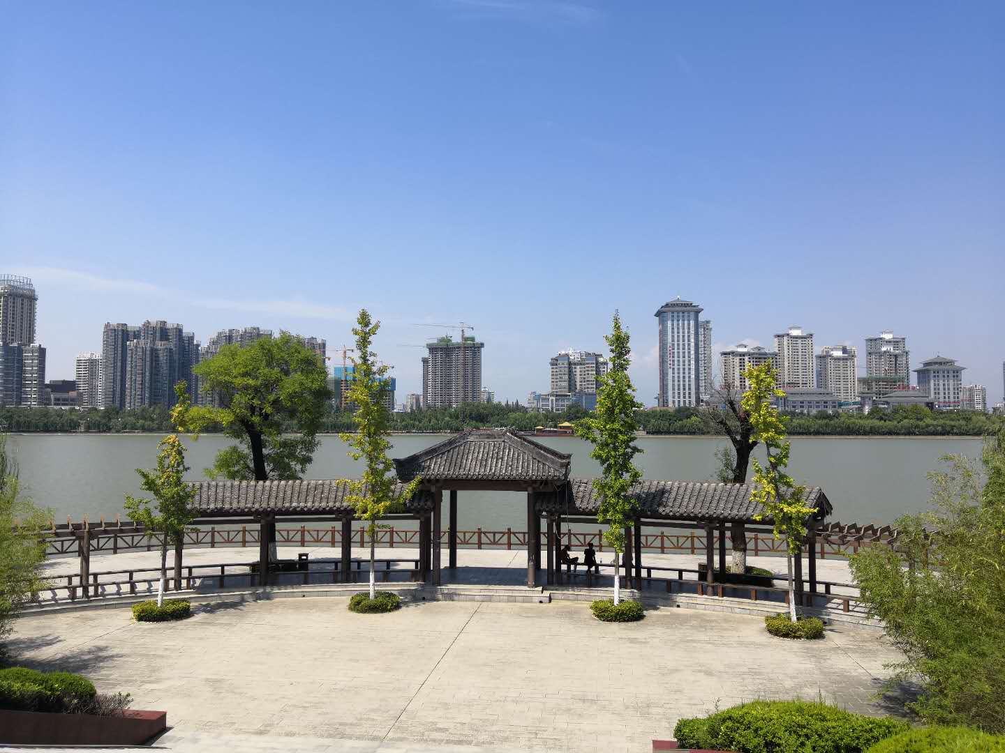 汉中桥南广场江边天真蓝