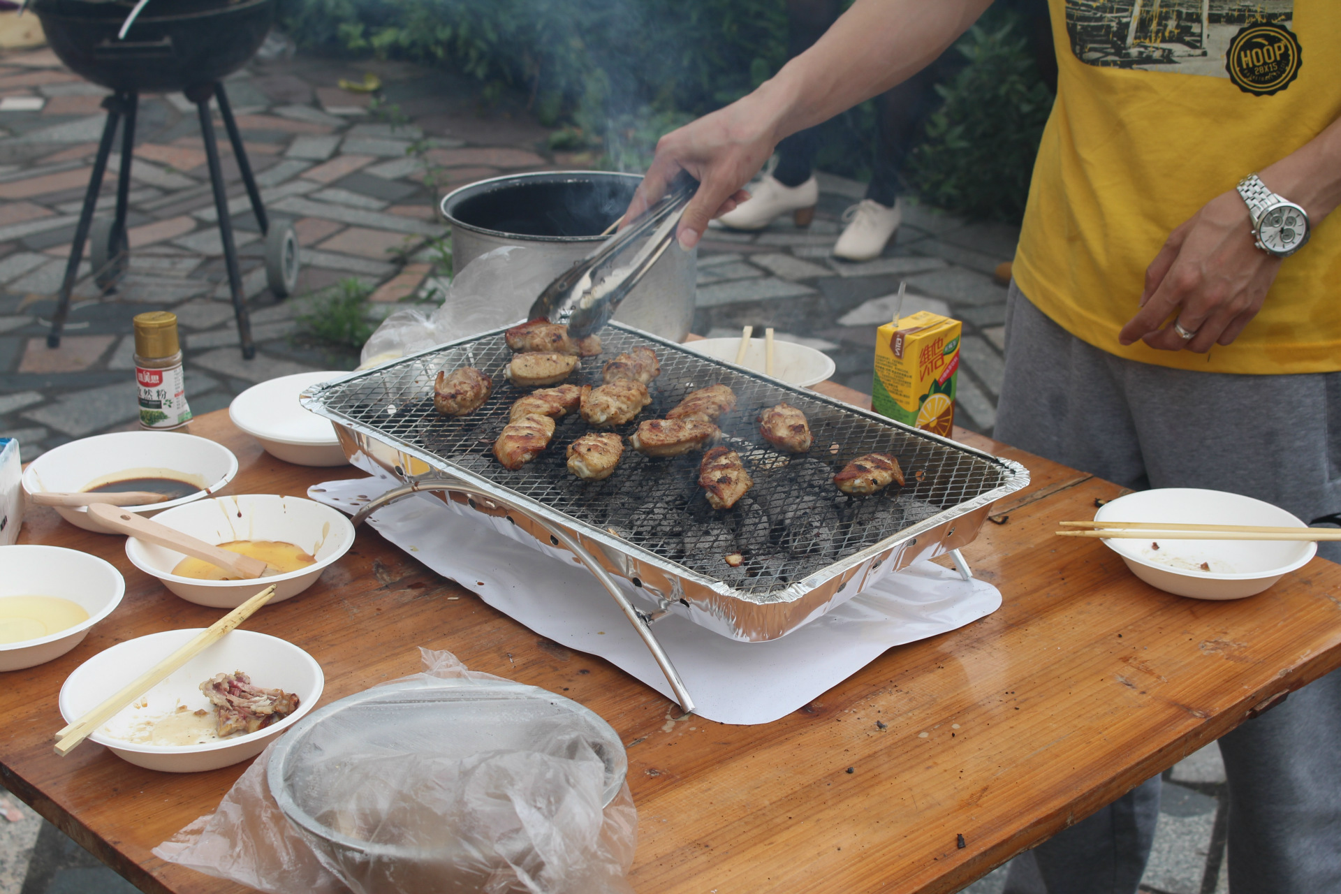 中国人野餐最喜欢的就是烧烤,每次聚会烧烤都弄的地方特别脏,不过梦想