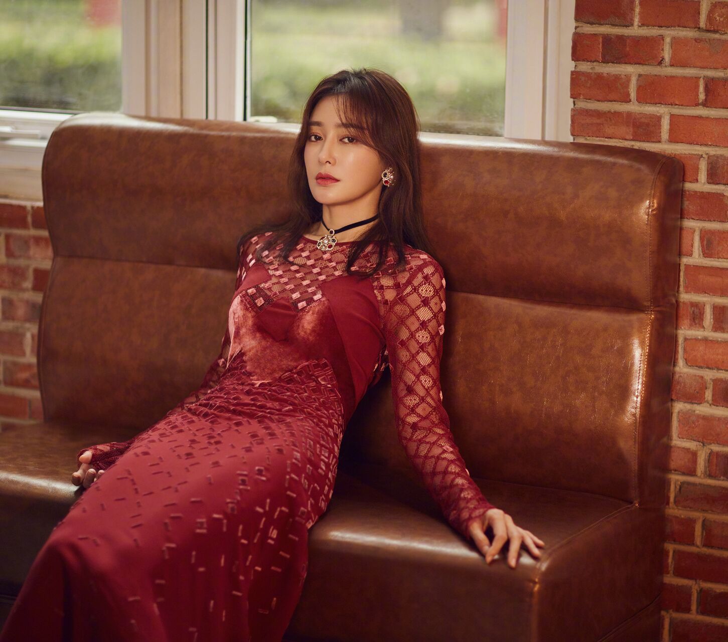 秦岚举起酒杯,眼神充满魅惑,网友:陶醉了!