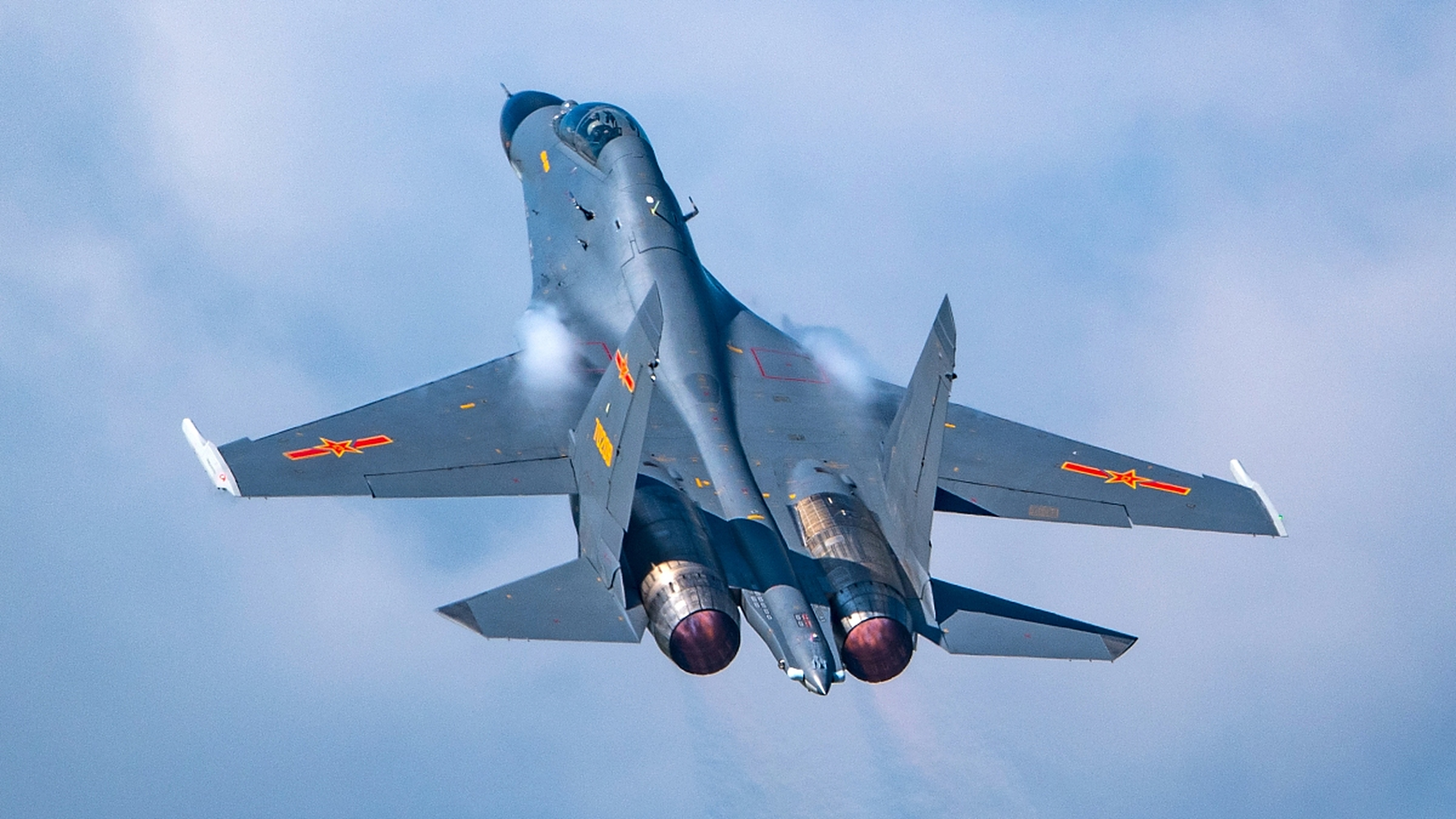 中国航空工业)在其官方微信公众号发布了一篇名为"歼-35强势来袭"的