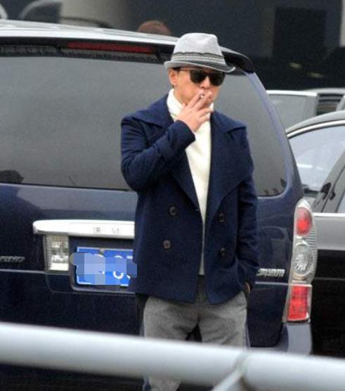 明星都抽啥烟?胡歌抽中华,黄渤抽10块白将军,网友:于谦笑了