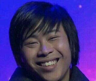 太过分!小伙把卢本伟照片做成"灵位",当街跪叩"上香"