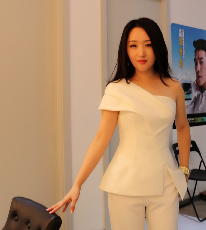 48岁杨钰莹近照曝光,看了精修图和原图,这差别也是一目了然!