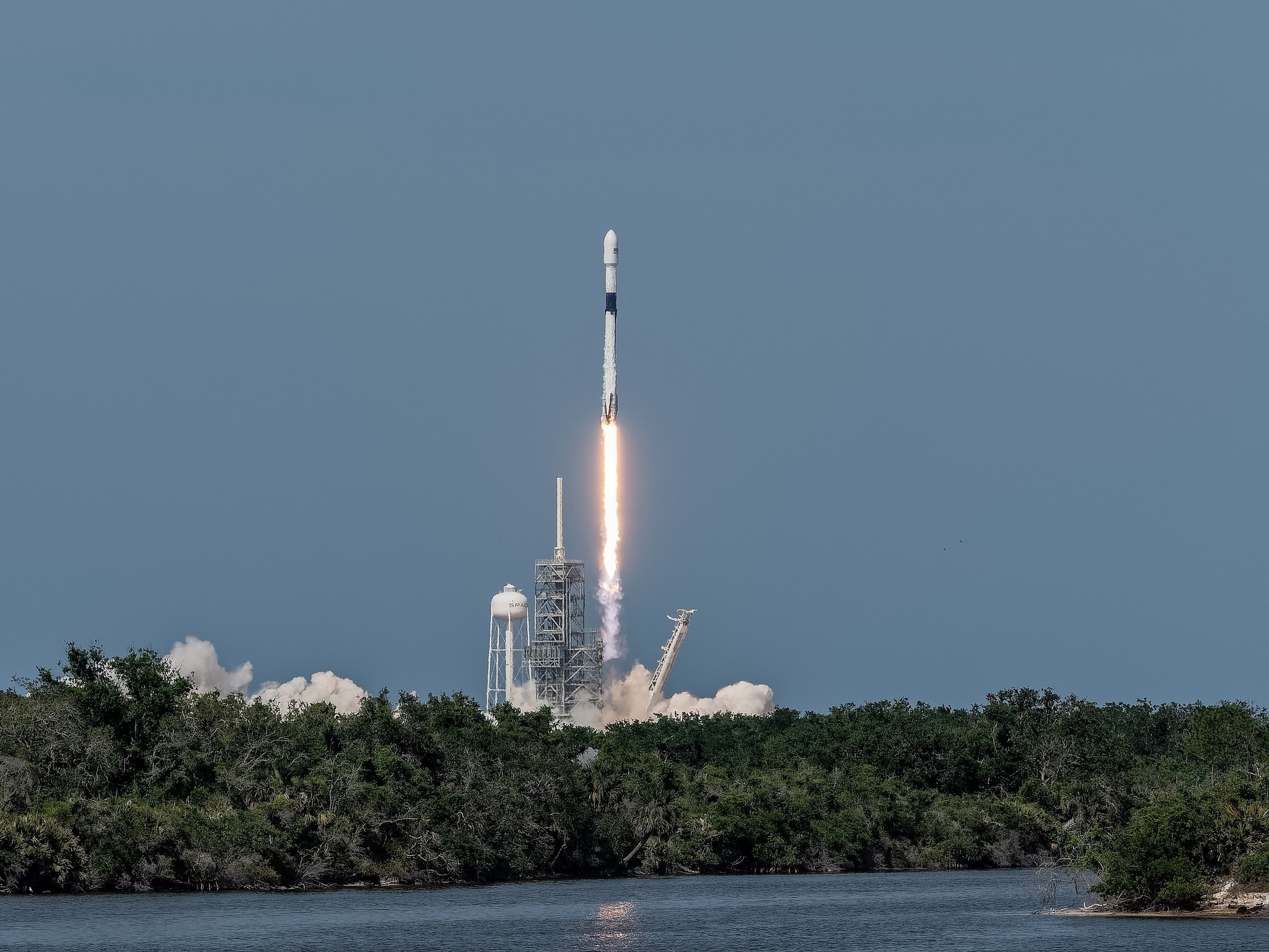 spacex成功发射新型猎鹰9号火箭