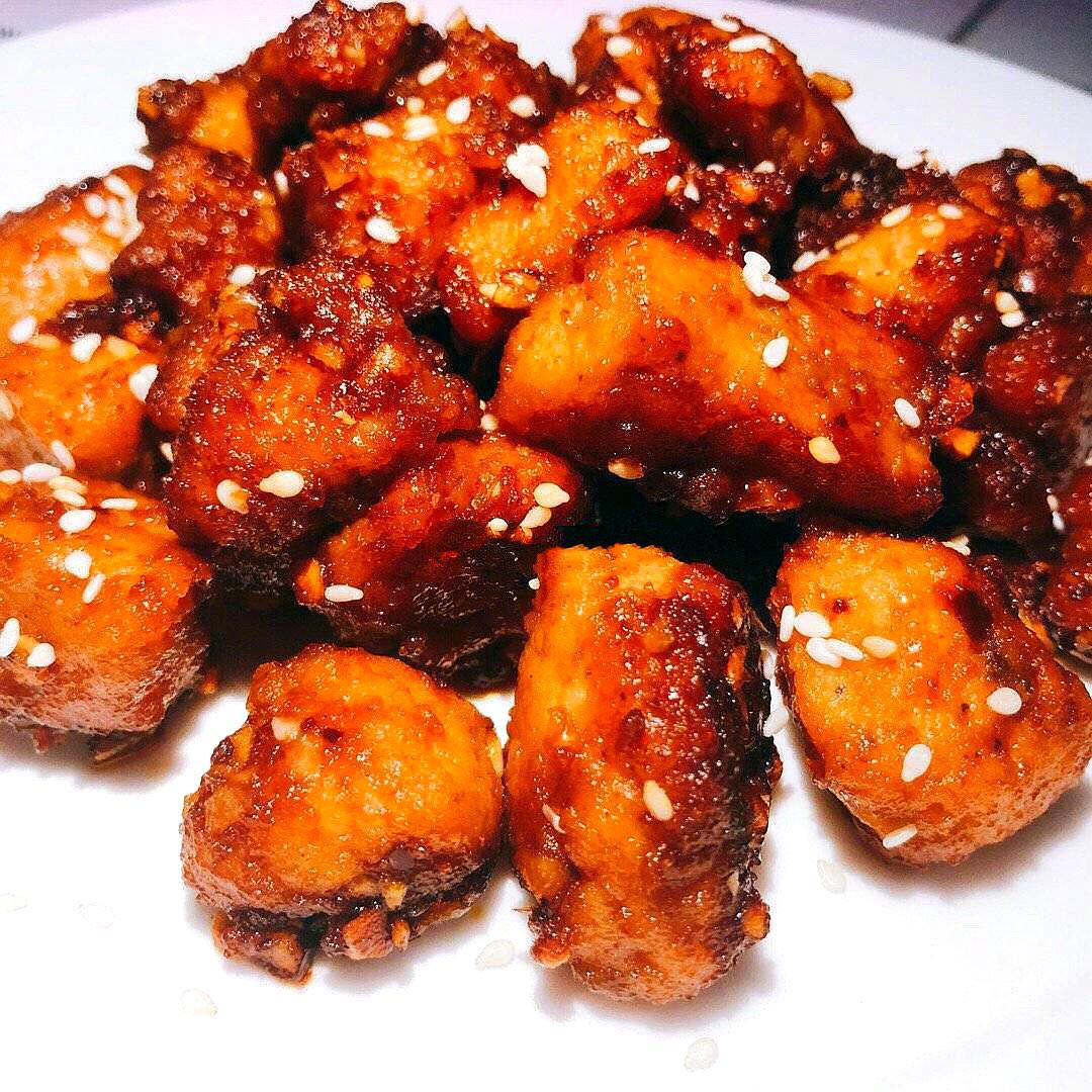 加入炸好的鸡肉块,翻炒至鸡肉块每个角落挂满酱汁即可关火,撒上一些白