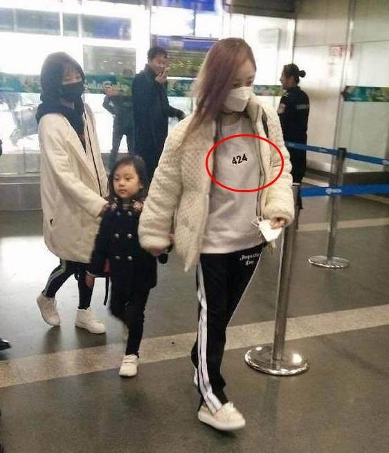 李小璐出轨后首现身,趁贾乃亮外出接女儿甜馨回家,已经离婚?