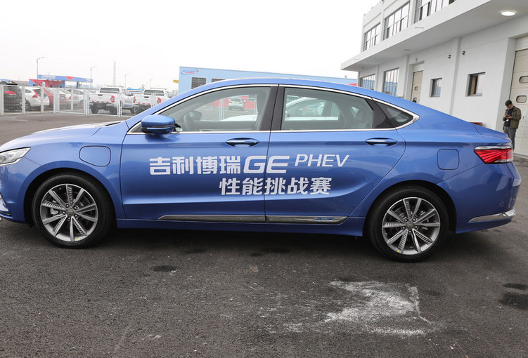 博瑞ge新能源 phev耀领版,车身线条优美细腻,犀利中有一丝圆润