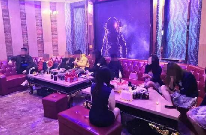 不正经ktv遭警方突查,65名男女被抓现行,"服务员"统一穿短裙