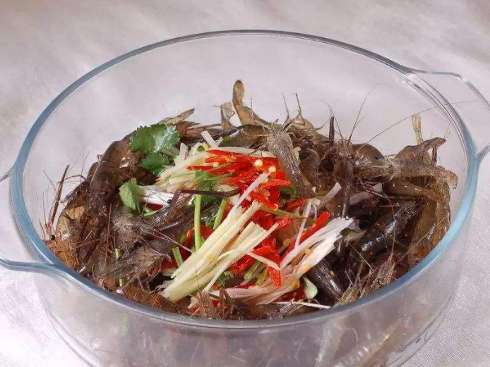美食:醉虾,食用者既可以尝到虾的鲜香,也可以尝到酒的洌香!