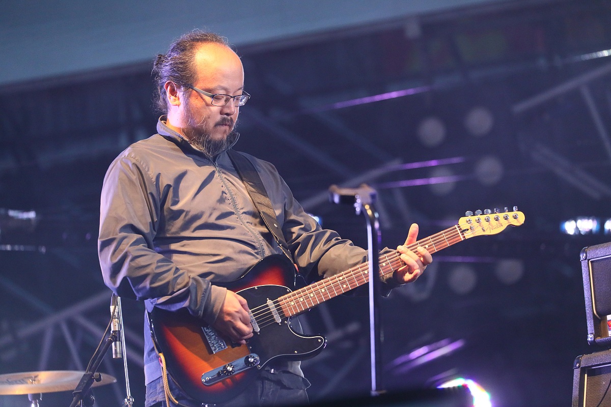 何勇《钟鼓楼》,中国摇滚巅峰,何勇弹唱,何父三弦,窦唯抚笛,94红磡