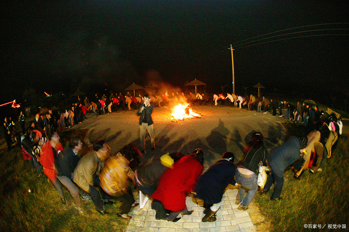 "sit around"是什么意思?