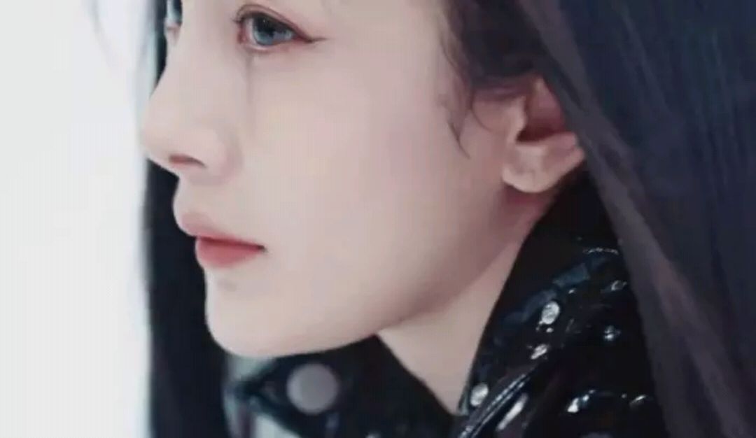 杨幂最新黑白写真曝光,依旧美得欲罢不能