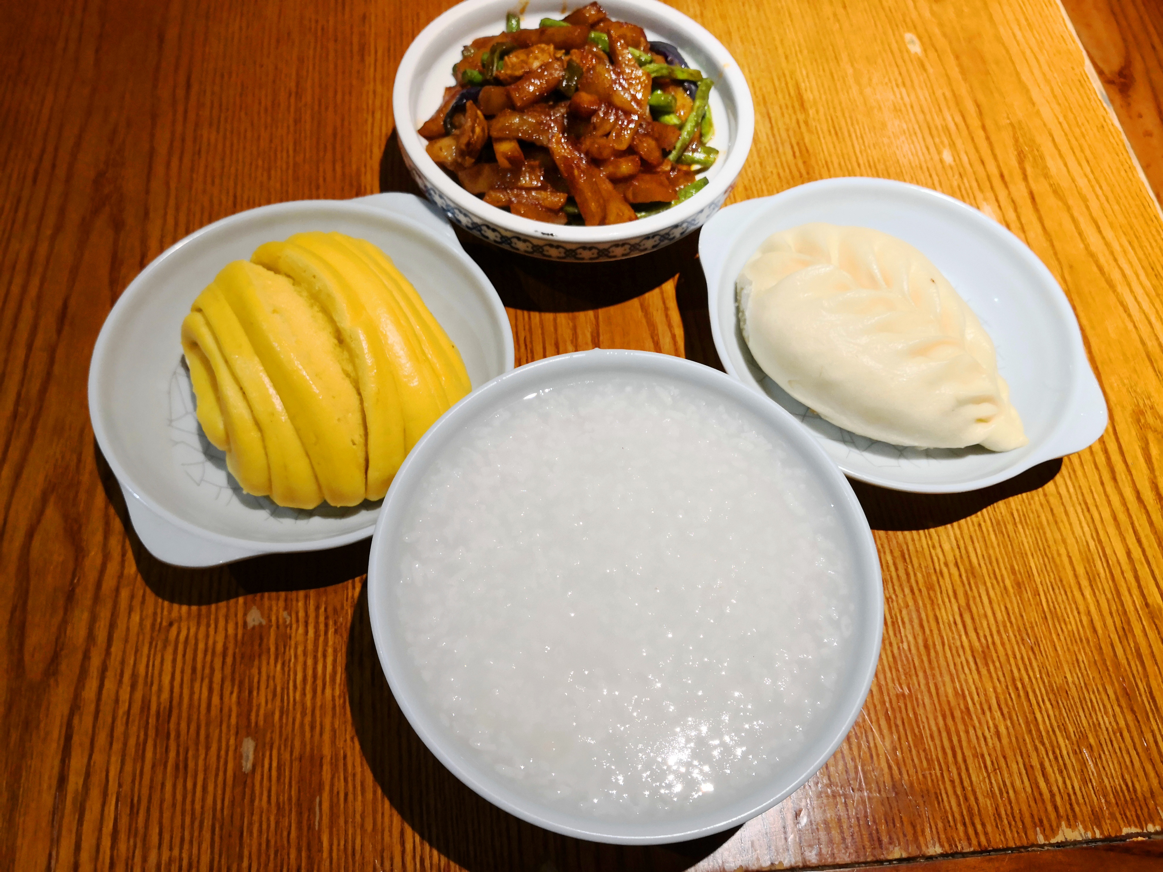 今天圣诞节与老公在粥铺共进晚餐,这样搭配简单舒心,美味又营养,冬天