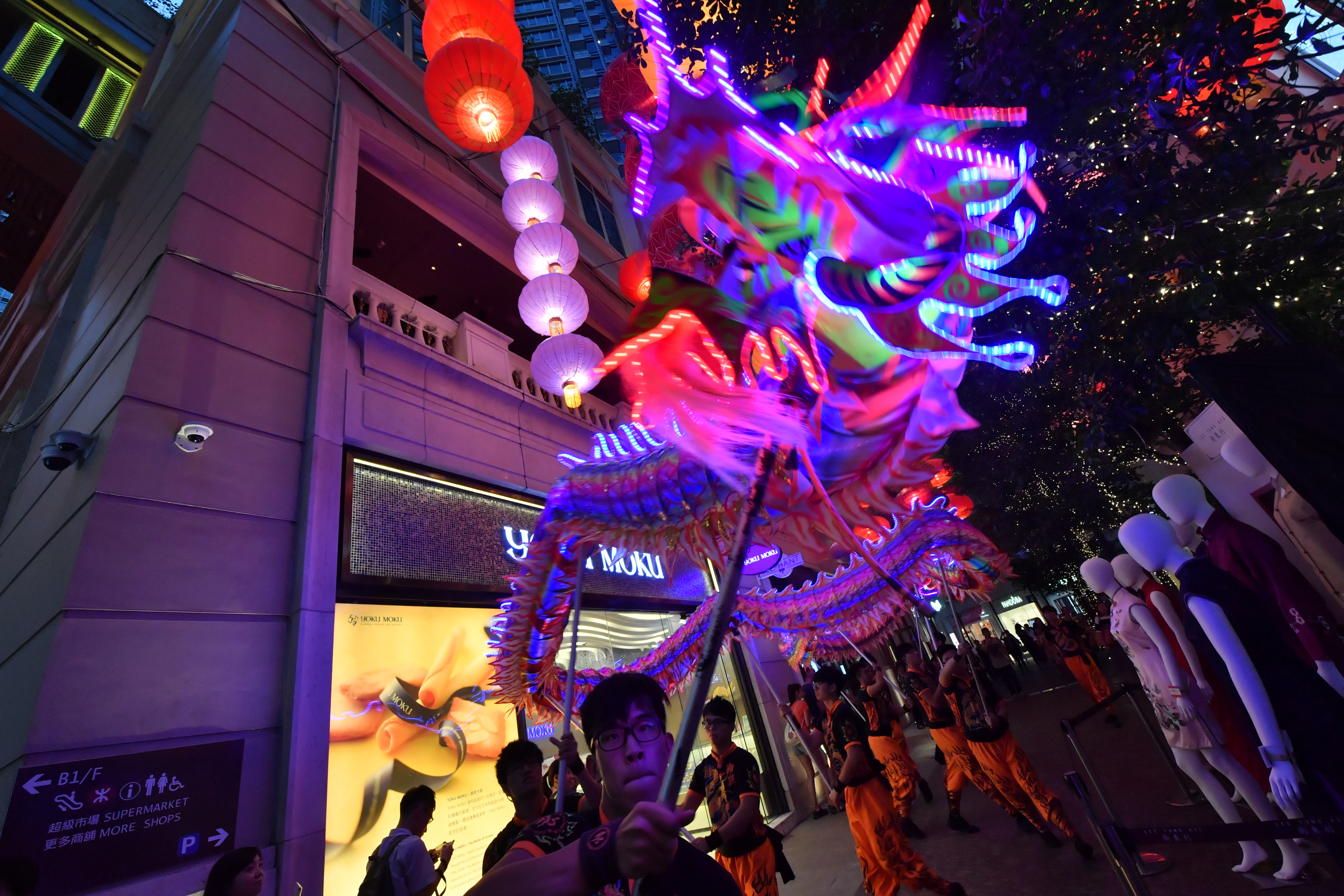 香港举行led火龙表演迎中秋(1)