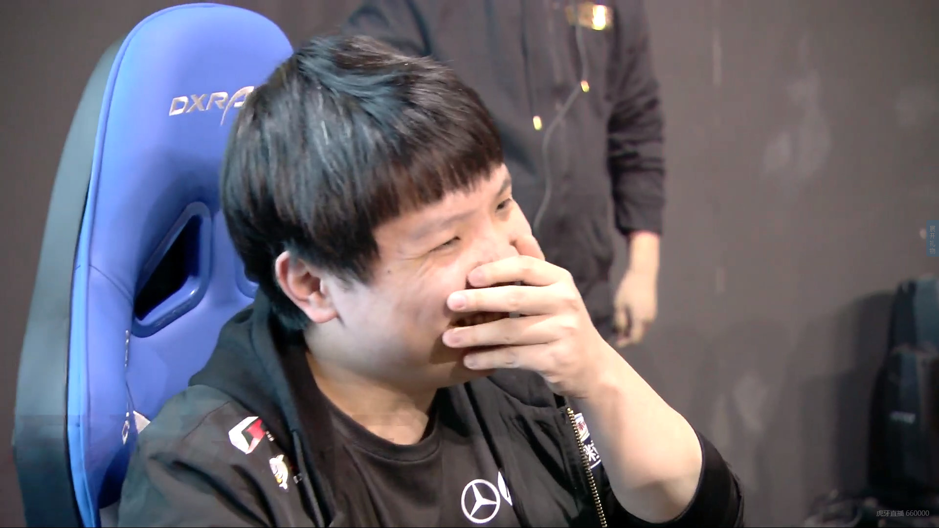 rng偷家取胜全员笑翻,aj近1600伤害捂嘴大笑,小虎真的杀疯了