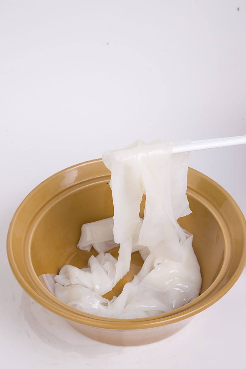 秋日生活创作季# 白凉粉是一种中国南方著名小吃,以植物凉粉胶等粤舷