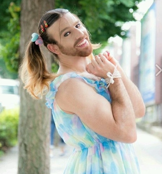 摄影直击美国壮汉的少女心!喜欢穿裙子和婚纱,酷爱嘟嘴玩自拍!