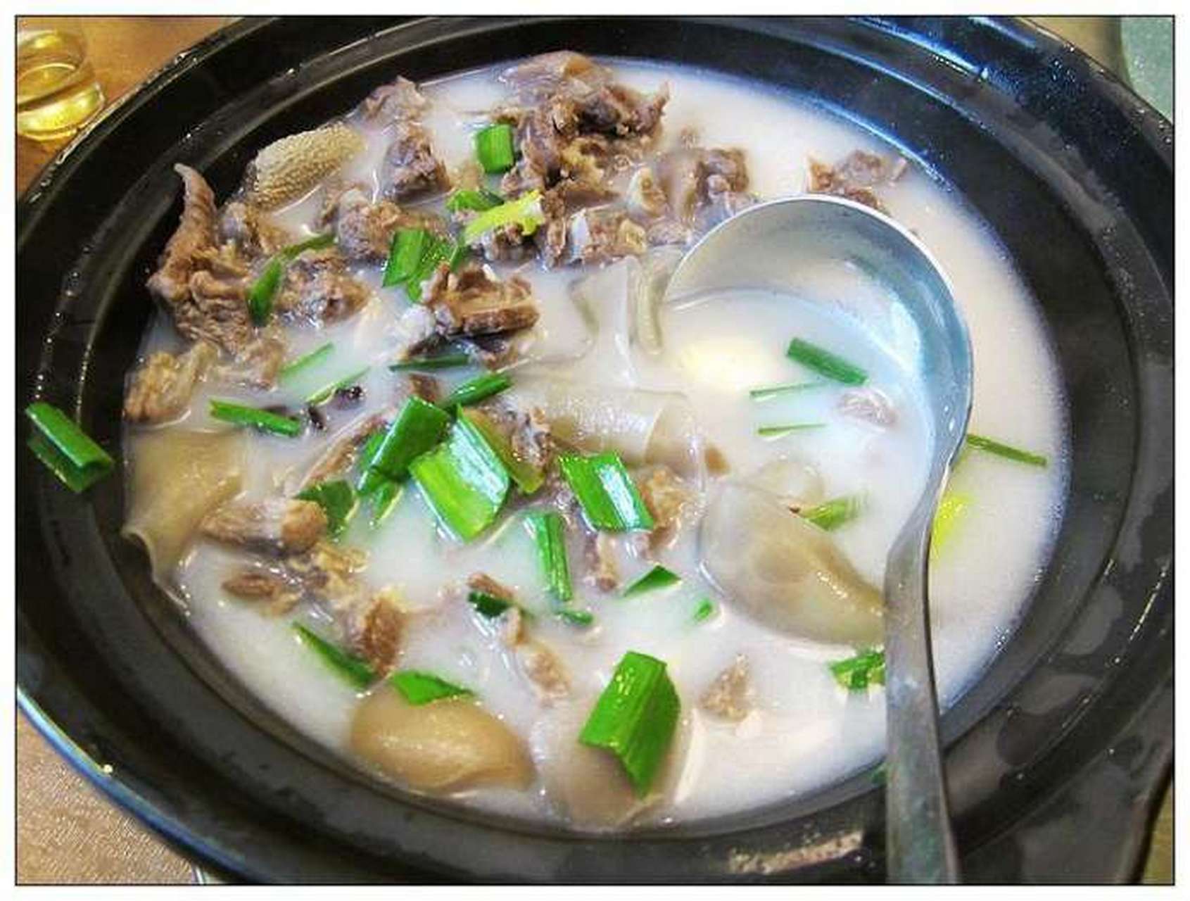 中药当归炖羊肉,是铜鼓县的一道传统名菜.