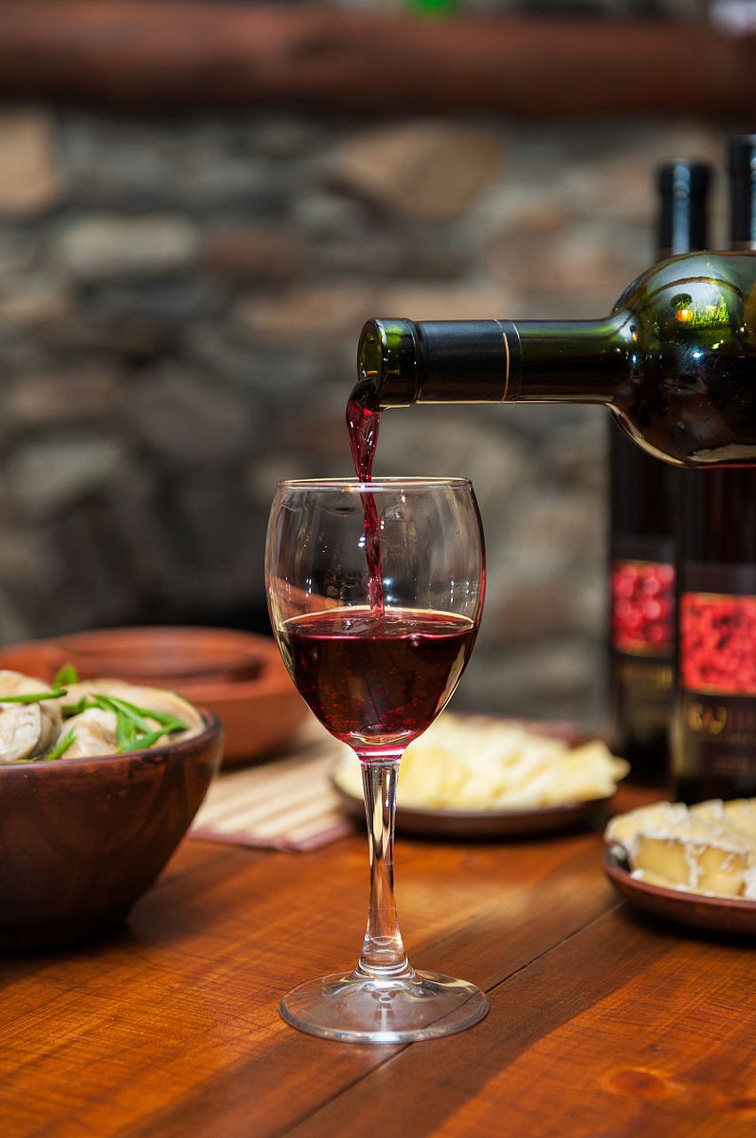 爱情和美酒都是人生的美好体验,让我们明白生活的韵味和生命的热情.