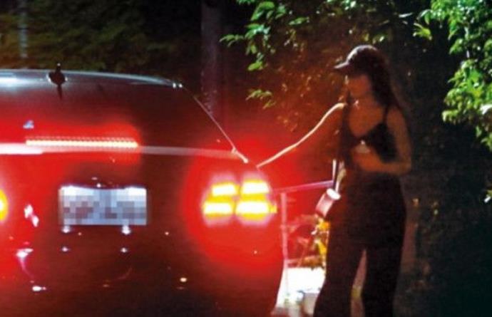 王大陆朴银惠大方秀恩爱?当街牵手散步,将女方搂怀中男友力爆棚