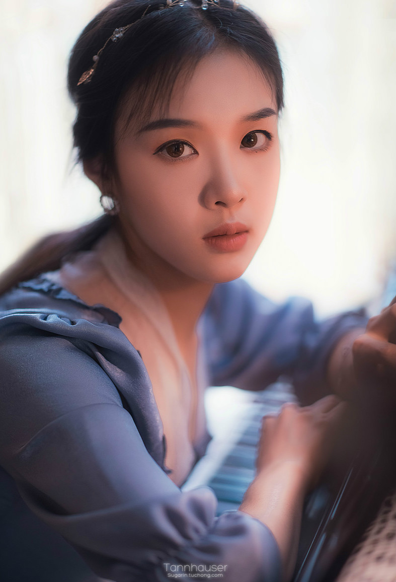 美图摄影:俏美的女孩眼波如水,映出窗外繁星点点