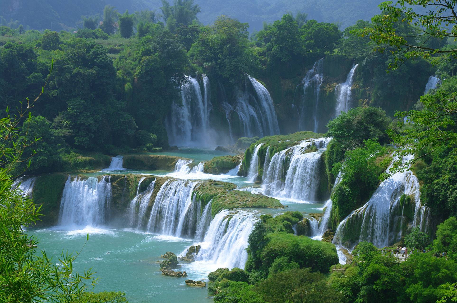 亚洲第一,世界第四大跨国瀑布——德天瀑布  德天瀑布位于中国广西