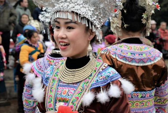 如俗称黑苗,白苗,红苗,青苗,花苗,大花苗,小花苗,短裙苗,中裙苗,长裙