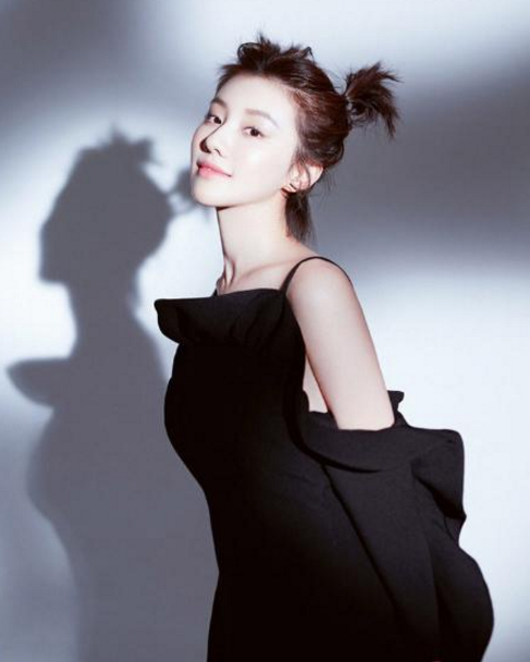 王鹤润:杏眼琼鼻,樱桃小嘴,有一种说不出的娇俏味道!