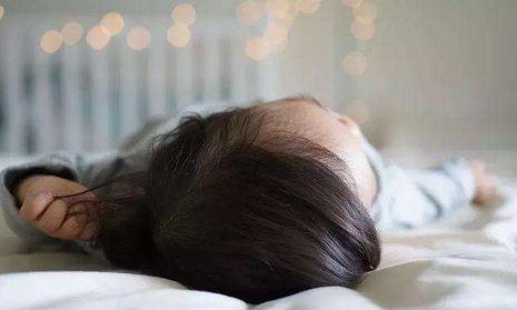 婴儿这两种常见的"睡姿",一个会把头睡扁,一个会睡出驼背