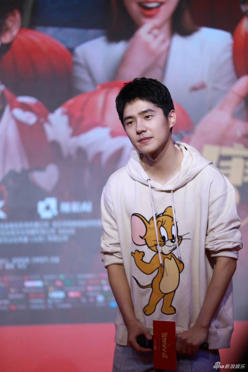 刘昊然穿卡通帽衫亮相 露齿灿笑小虎牙可爱抢镜