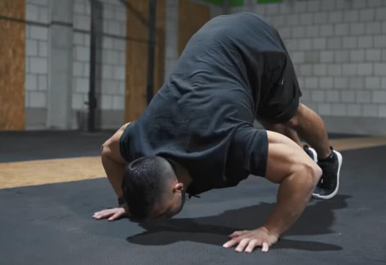 五种俯卧撑动作,提升肌肉爆发力,练出胸大肌和肱三头肌!