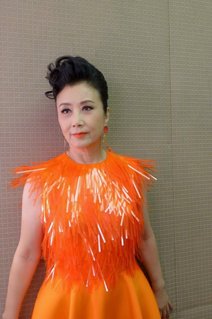 "香港一姐"汪明荃真敢穿!一身荧光黄西装炫目出彩,哪像71岁?