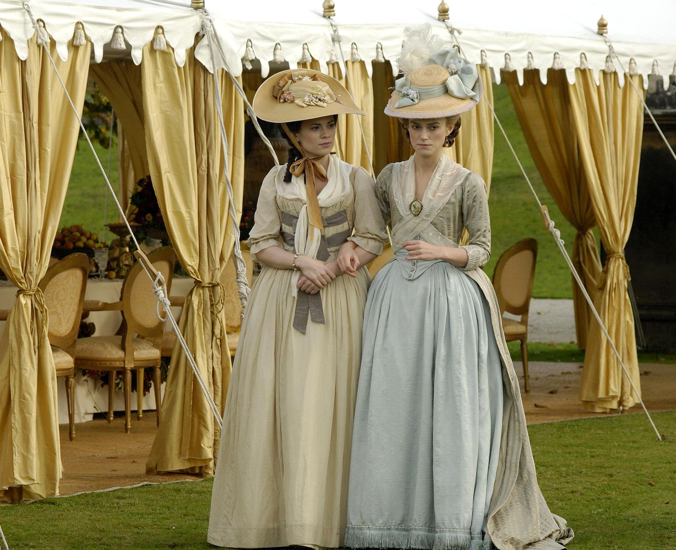 《公爵夫人》:浓浓的英国王室风,作为时尚先锋的乔治亚娜,全英国唯一