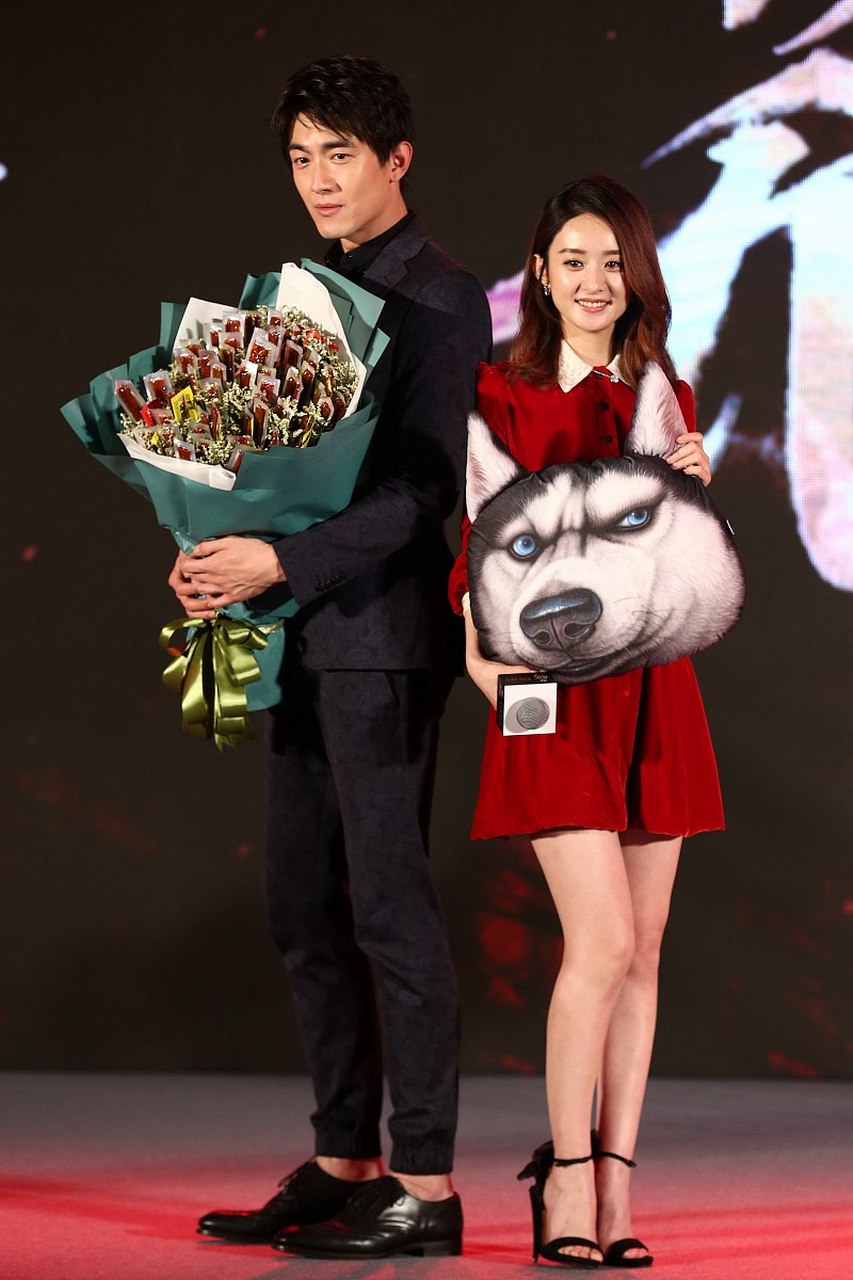 《与凤行》更新了赵丽颖和林更新的物料.