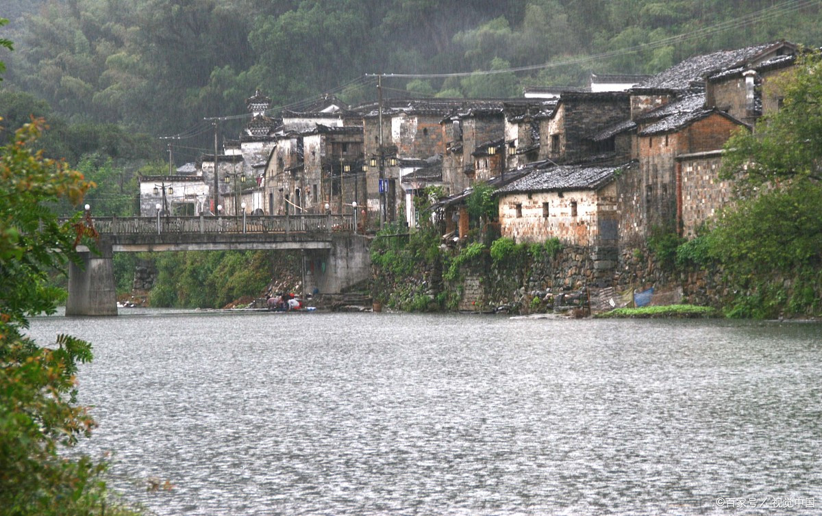 它就坐落在江西省景德镇市浮梁县东部,是一个集自然风光,文化遗产和
