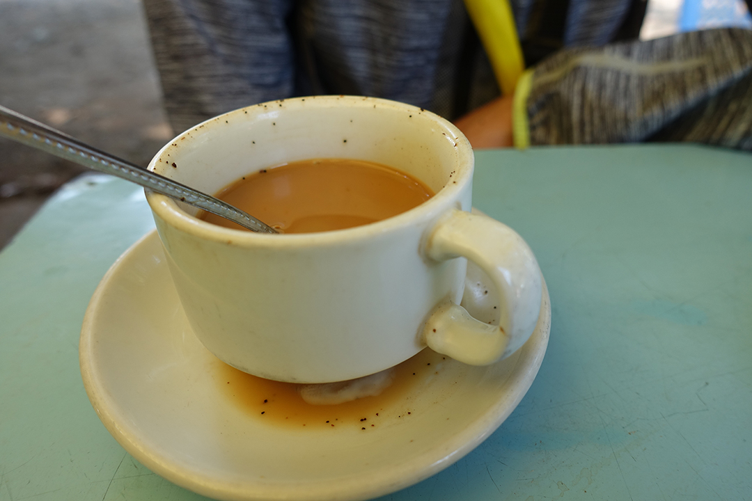 缅甸咖啡5毛钱一杯,中国姑娘点了一杯,端上来后不敢喝