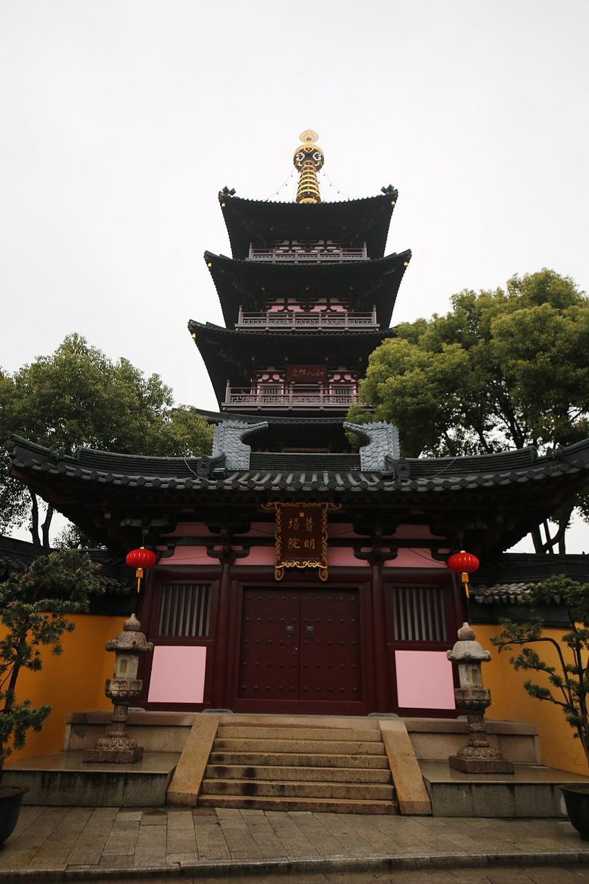 寒山寺位于江苏省苏州市姑苏区,始建于南朝萧梁代天监年间(公元502