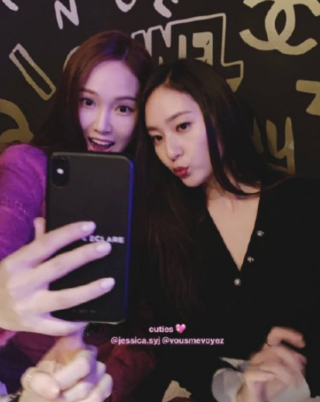 香奈儿活动现场,郑氏姐妹终于同框,郑秀妍崔秀英同一场活动