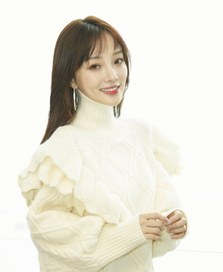 李小璐开心做美甲,镶上金钻贵妇范十足,力证没与pgone国外约会