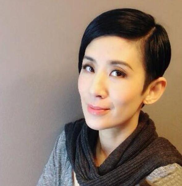 参观吴君如香港的豪宅,房子起码价值一个亿,如今在享受生活了