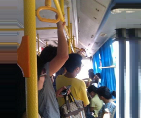 年轻女子公交车上当众晒裙子裤衩,不雅一幕让人直呼辣眼睛!