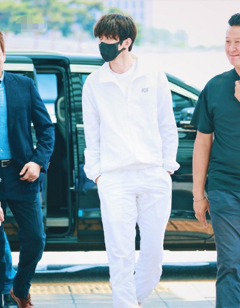 蔡徐坤穿白色运动服现身,过马路犹如偶像剧桥段,颜值让人太羡慕