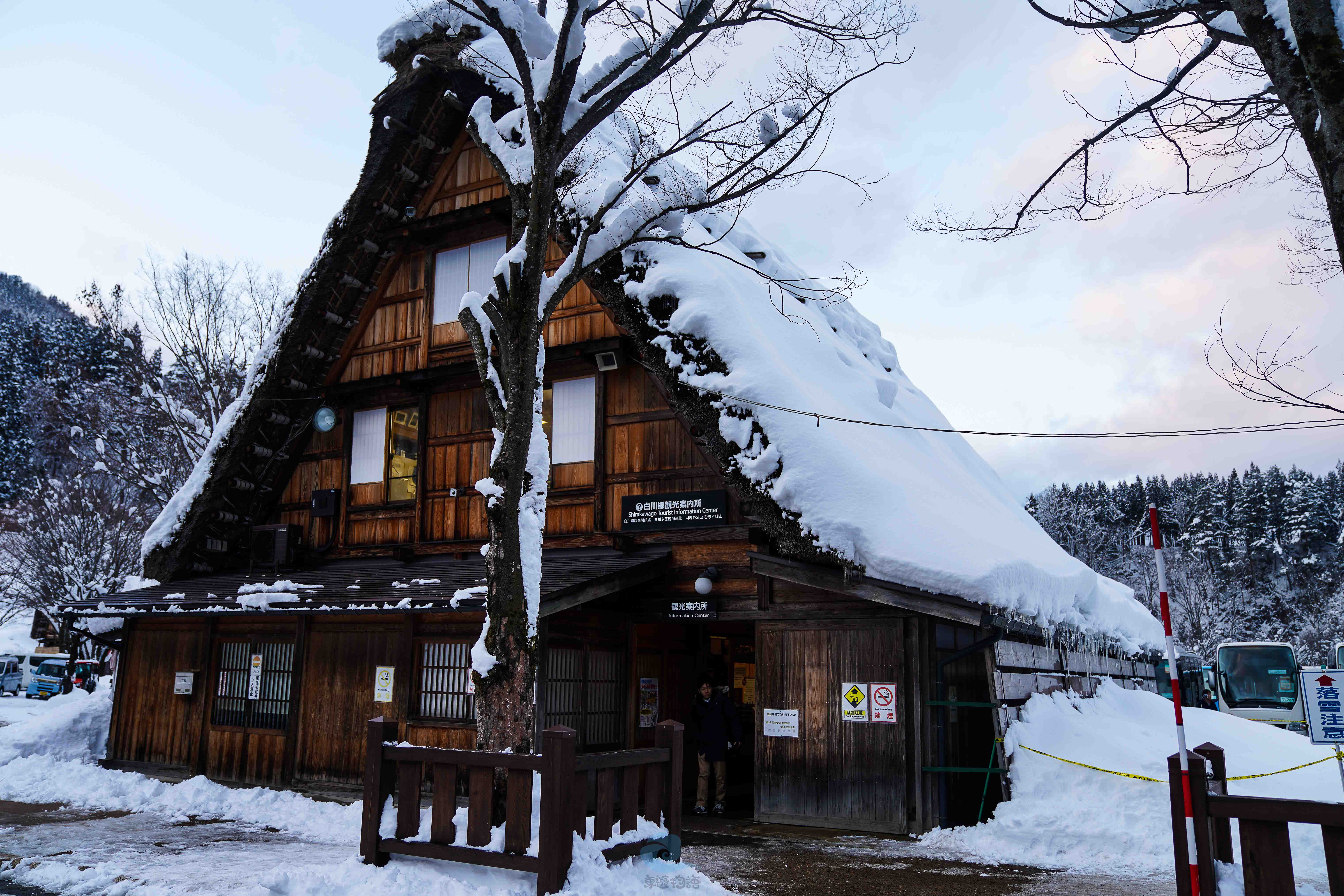 日本绝景雪乡白川乡点灯夜