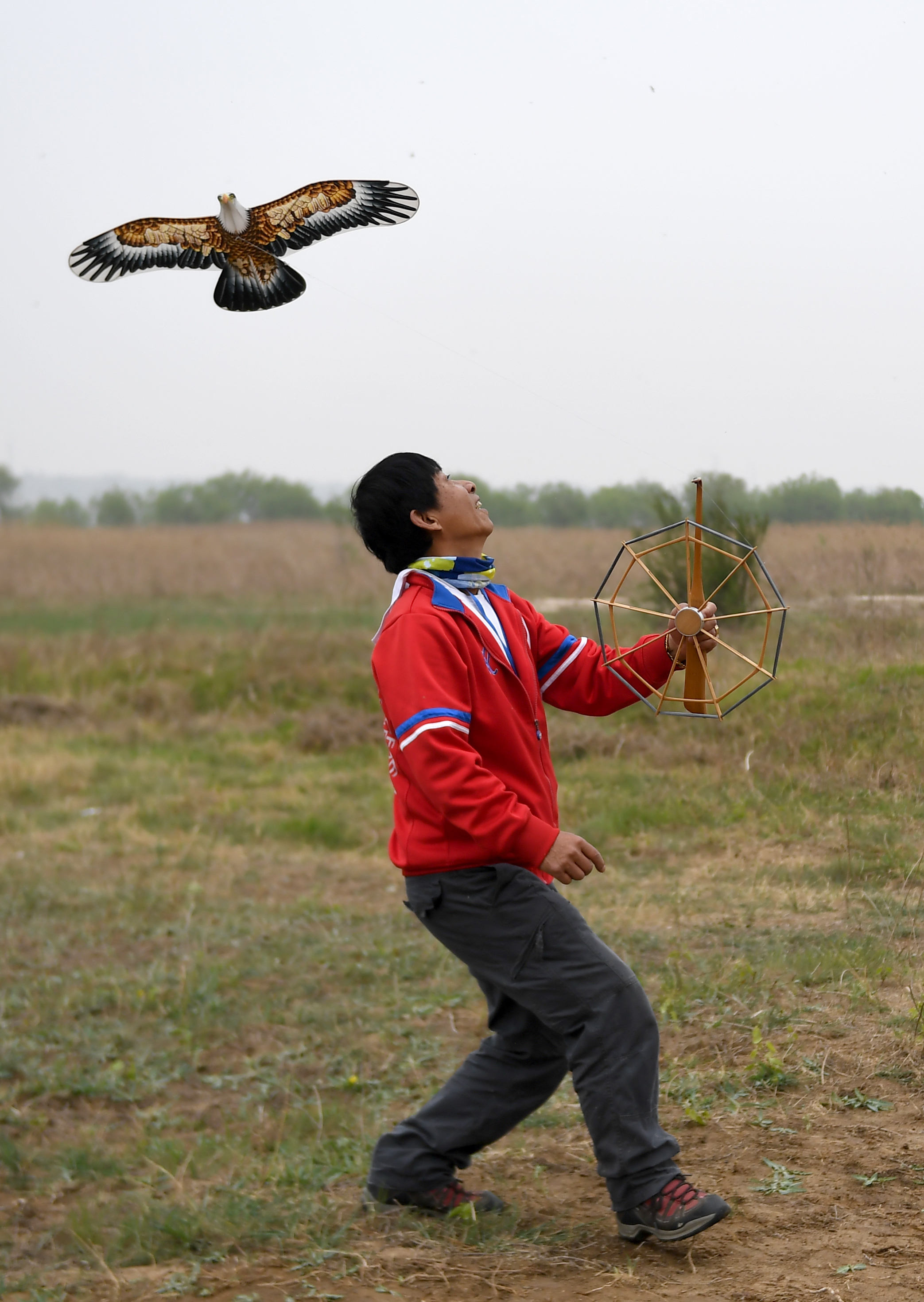 健身——风筝竞舞黄河岸    4月12日,参赛选手在风筝大赛现场放飞风筝