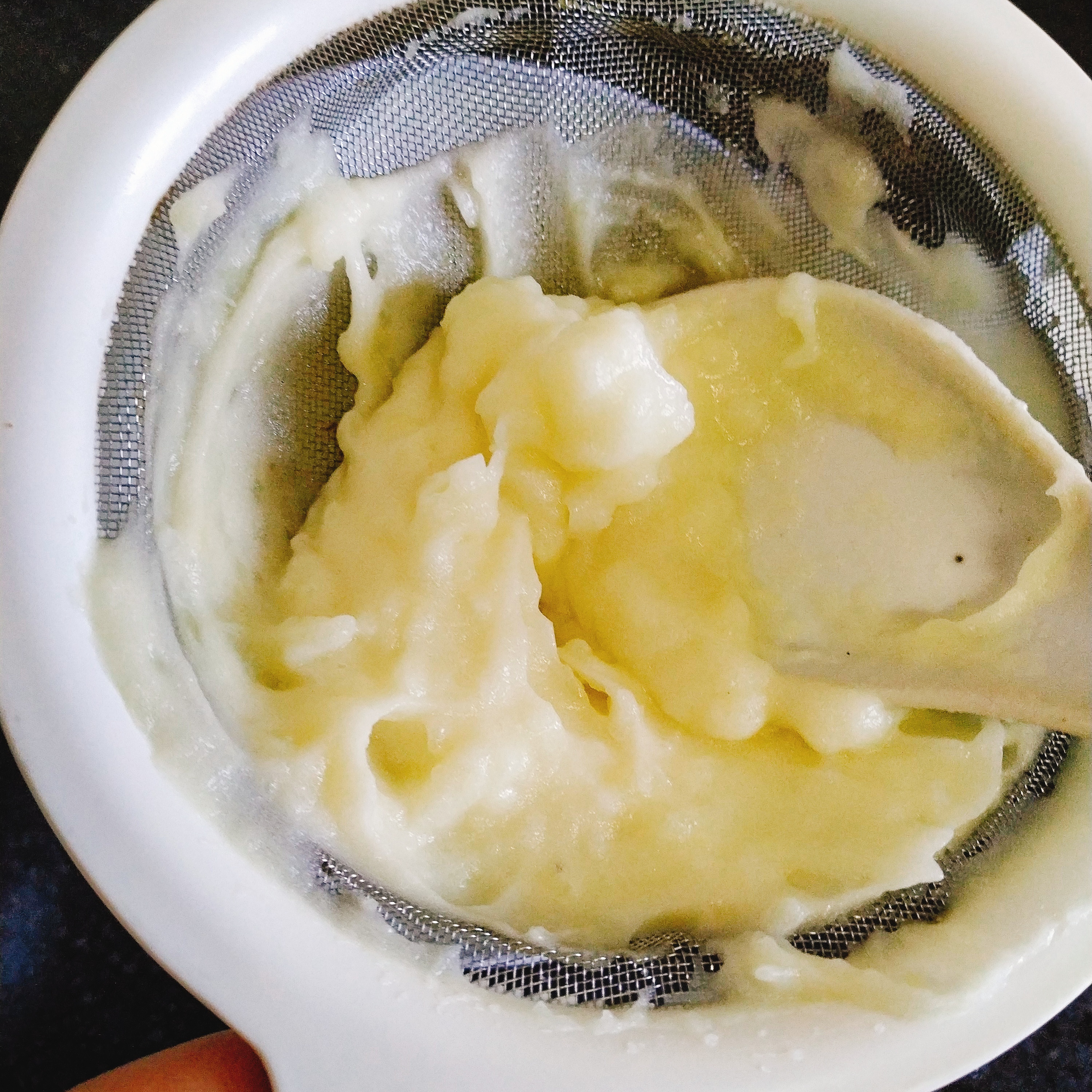 在土豆泥中加入蜂蜜拌匀,如果有炼乳的话可以加炼乳,加了炼乳的土豆泥