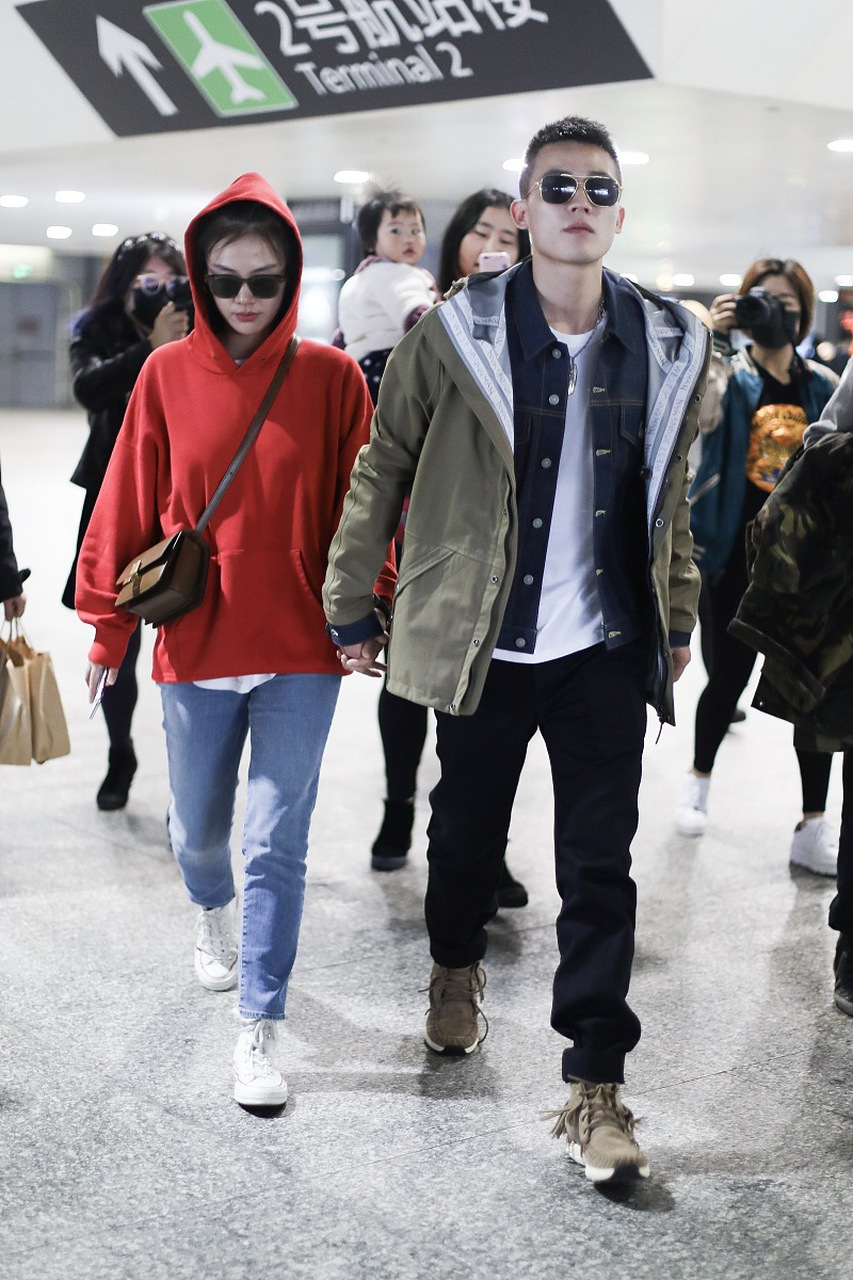 欧豪与前女友马思纯昔日机场照,他身穿牛仔外套内搭白t恤,外面还叠穿