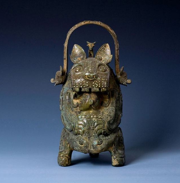 【文物:图3皇室用品云纹高足玉杯,图5国宝级文物双龙首珩】猛虎食人卣