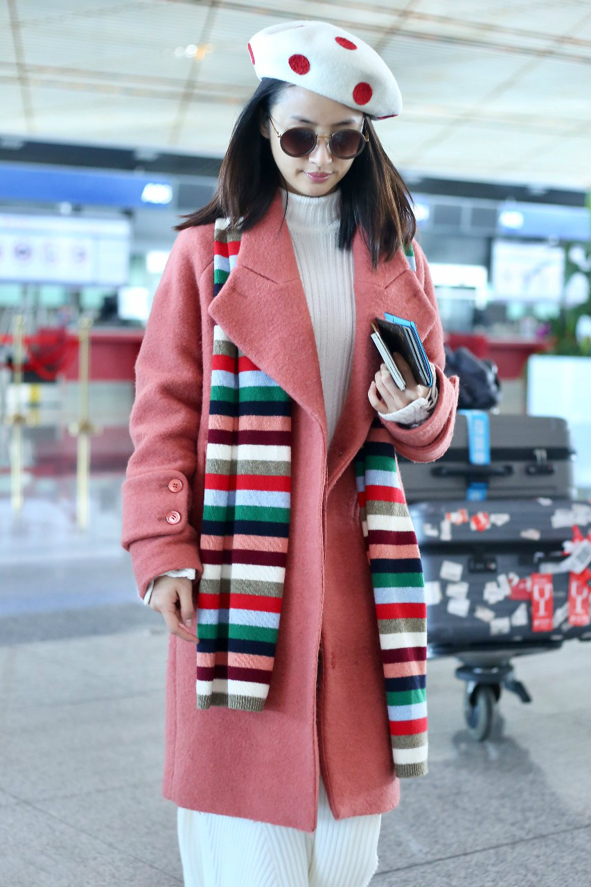 林依晨戴白色贝雷帽和墨镜穿红色大衣现身机场,素颜出镜依旧很美